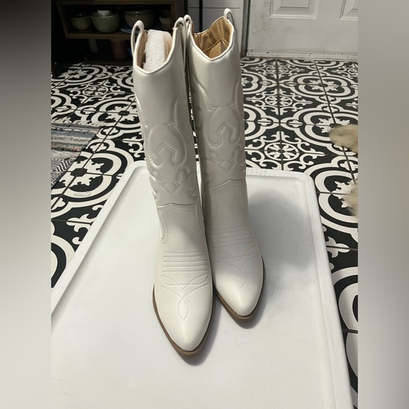 NWOT 2 in stacked heel white cowboy boot - Picture 2 of 7